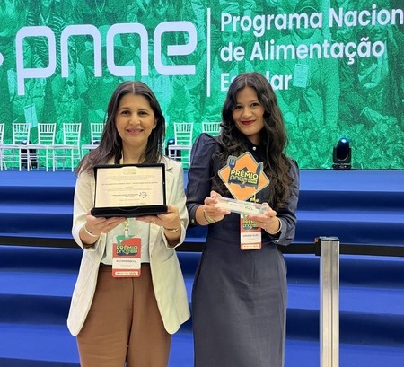 Representantes da Creche Municipal Menino Jesus recebem prêmio nacional durante cerimônia do PNAE 2026, em Brasília, após reconhecimento do projeto de educação alimentar desenvolvido em Luís Eduardo Magalhães.