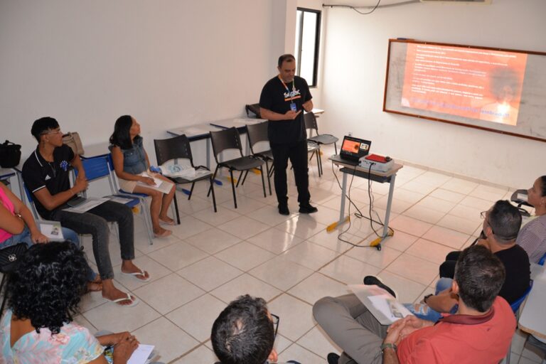 Alunos participam do Curso de Garçom do Programa Qualiturismo durante aula realizada no Centro Cultural Rivelino Silva de Carvalho, em Barreiras.