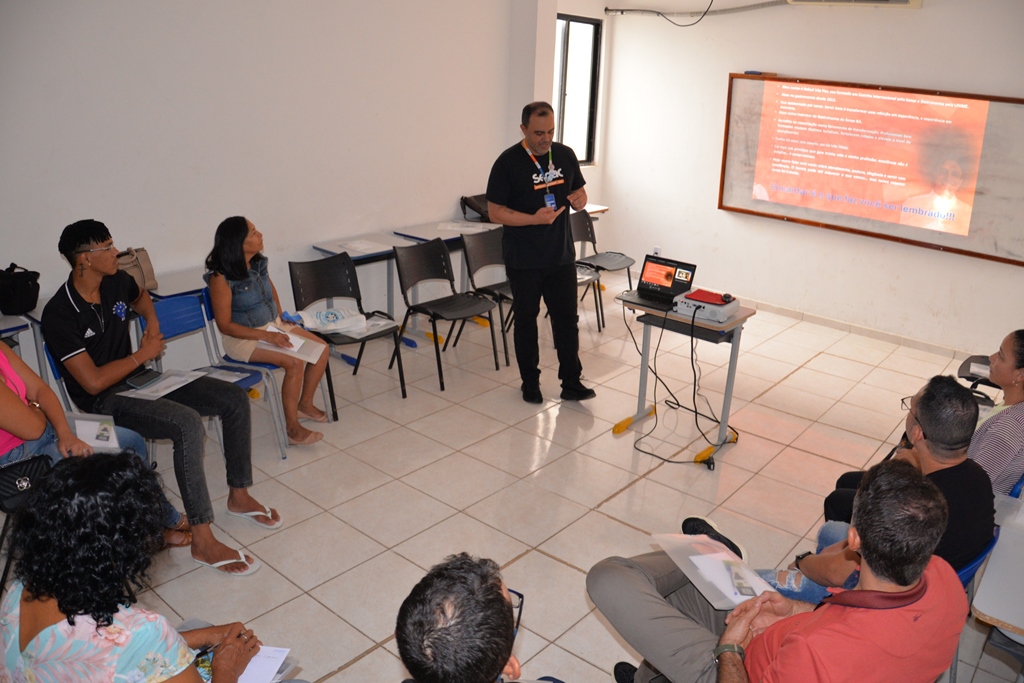 Alunos participam do Curso de Garçom do Programa Qualiturismo durante aula realizada no Centro Cultural Rivelino Silva de Carvalho, em Barreiras.