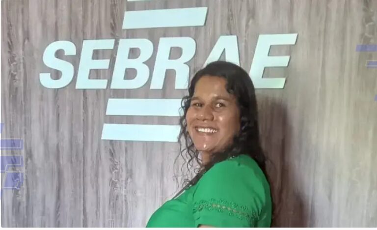 Viviane Moura, empreendedora de Cocos, posa em sua cozinha artesanal ao lado dos produtos da marca Cocadas da Vivi, referência em agricultura familiar e empreendedorismo feminino no Oeste da Bahia.