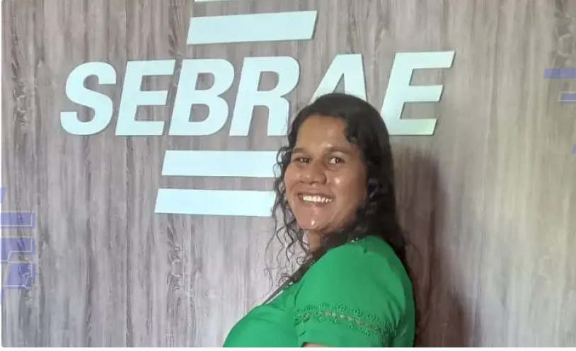 Viviane Moura, empreendedora de Cocos, posa em sua cozinha artesanal ao lado dos produtos da marca Cocadas da Vivi, referência em agricultura familiar e empreendedorismo feminino no Oeste da Bahia.
