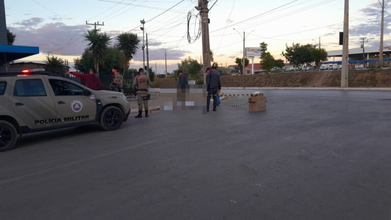 Viatura da Polícia Militar e equipes do DPT durante atendimento a ocorrência de homicídio no bairro Santa Cruz, em Luís Eduardo Magalhães.