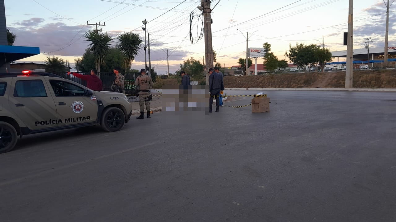 Viatura da Polícia Militar e equipes do DPT durante atendimento a ocorrência de homicídio no bairro Santa Cruz, em Luís Eduardo Magalhães.