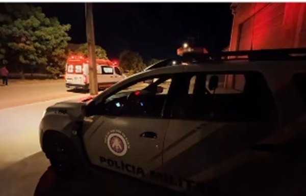 Viaturas da Polícia Militar e equipes do DPT durante atendimento à ocorrência de um homem encontrado morto no bairro Boa Vista, em Luís Eduardo Magalhães.