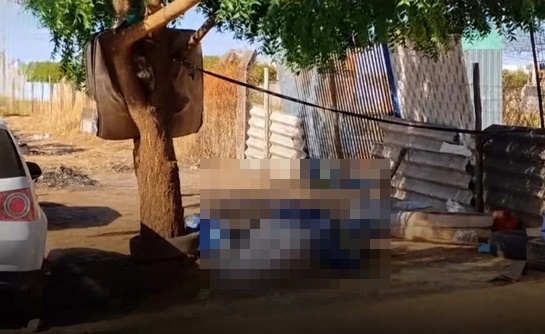 Viatura da Guarda Civil Municipal e equipes de atendimento em área isolada onde um homem em situação de rua foi encontrado morto no bairro Jardim das Acácias, em Luís Eduardo Magalhães.