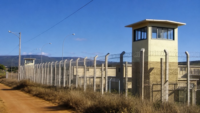 Fachada do Conjunto Penal de Irecê, na Bahia, onde um homem permaneceu preso ilegalmente por quase 500 dias após falha no cumprimento de um alvará de soltura, caso investigado pelo Tribunal de Justiça da Bahia.