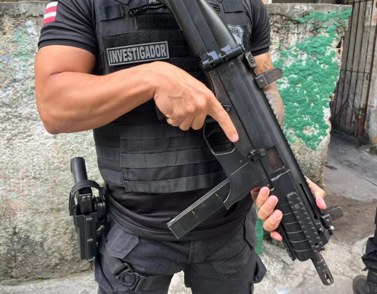 Viatura da Polícia Civil durante cumprimento de mandado de prisão preventiva contra homem acusado de descumprir medida protetiva em Correntina, no oeste da Bahia.