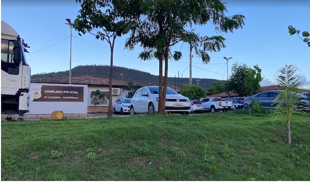 Viatura policial em ocorrência após morte de idoso de 96 anos agredido em residência na zona rural de Barreiras, no oeste da Bahia.