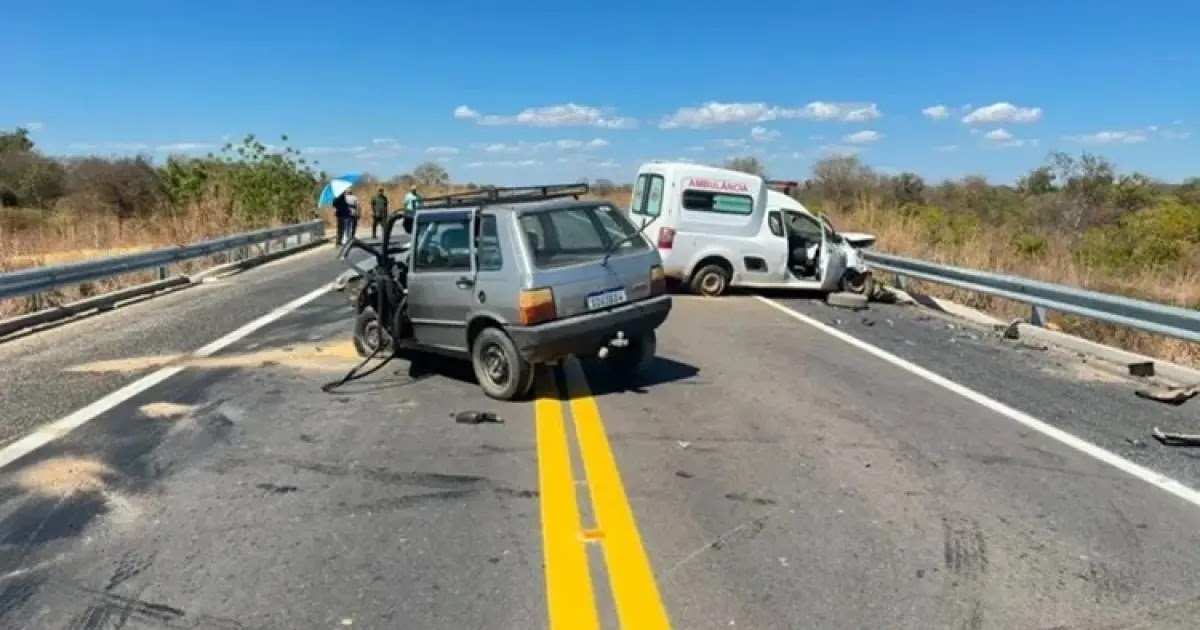 Ambulância da Prefeitura de Cocos e carro de passeio destruídos após colisão na BR-030, em Carinhanha, acidente que resultou na morte de um idoso de 74 anos no Oeste da Bahia.