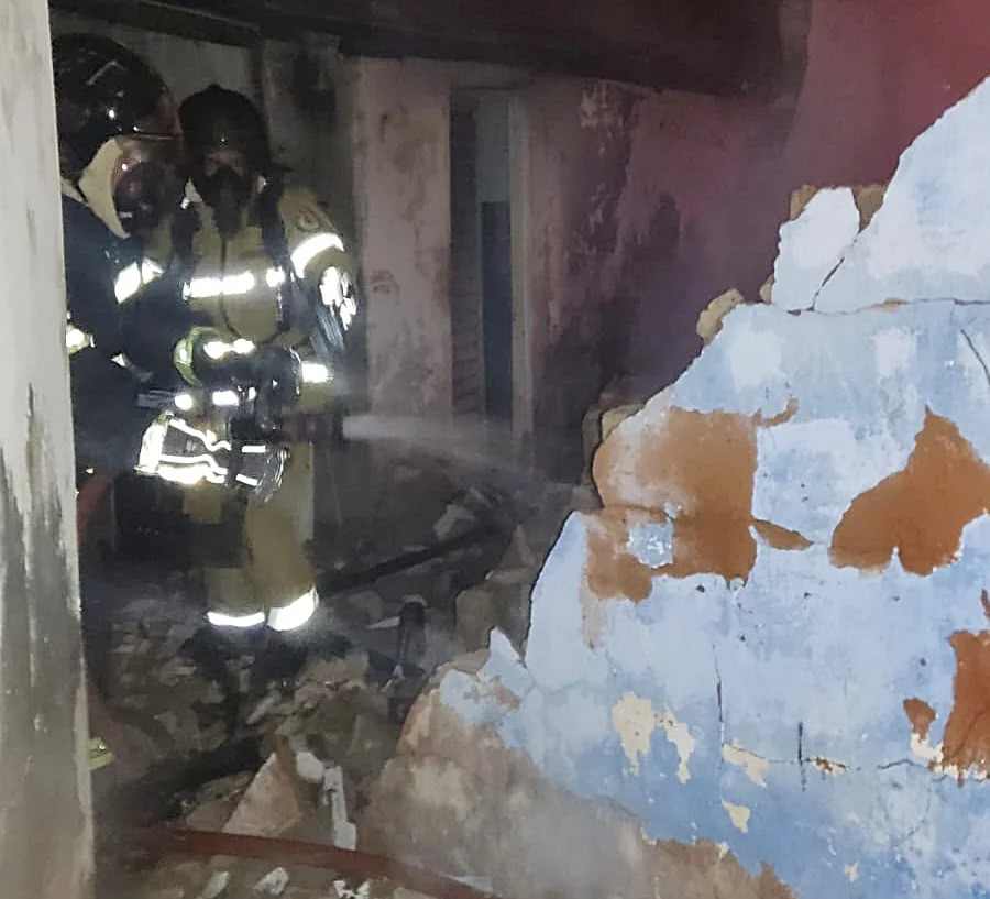 Bombeiros combatem incêndio em uma residência no bairro Vila Brasil, em Barreiras, durante a madrugada desta sexta-feira.