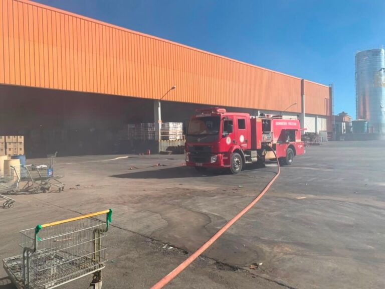 Bombeiros combatem incêndio em supermercado no Loteamento Mimoso, em Barreiras, no oeste da Bahia