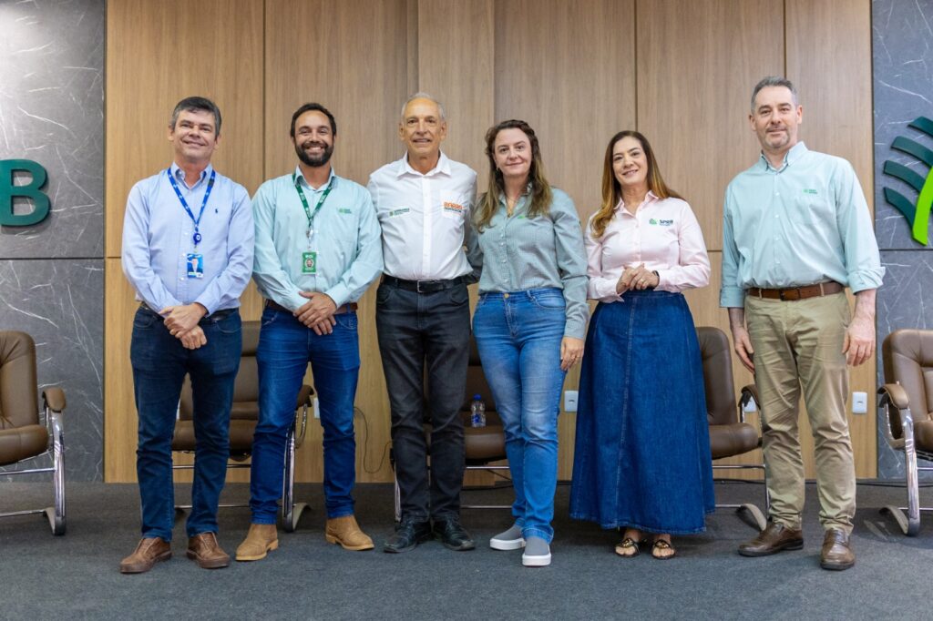 Lideranças do agronegócio, produtores rurais, empresários e representantes de entidades participam do lançamento da Barra AgroShow 2026 no auditório do Sindicato dos Produtores Rurais de Luís Eduardo Magalhães.