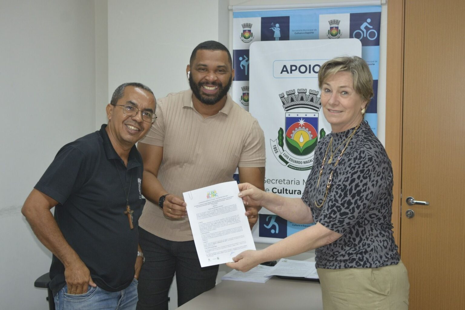 Representantes da Prefeitura de Luís Eduardo Magalhães e fazedores de cultura durante a assinatura dos Termos de Execução Cultural da Política Nacional Aldir Blanc (PNAB), marcando o início da execução dos projetos contemplados.