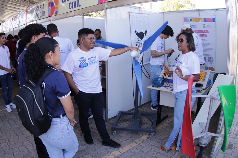 Estudantes visitam estandes e laboratórios durante a Mostra de Cursos e Profissões da UFOB no Campus Reitor Edgard Santos, em Barreiras.