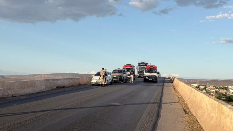 Viaturas de resgate e forças de segurança atendem ocorrência de acidente na ponte sobre o Rio São Francisco, na BR-242, em Ibotirama.