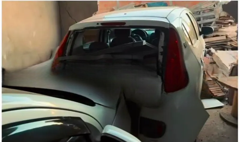 Carro com a frente danificada após perder o controle, atingir motocicletas, uma residência e outro veículo no bairro Jardim das Oliveiras, em Luís Eduardo Magalhães.