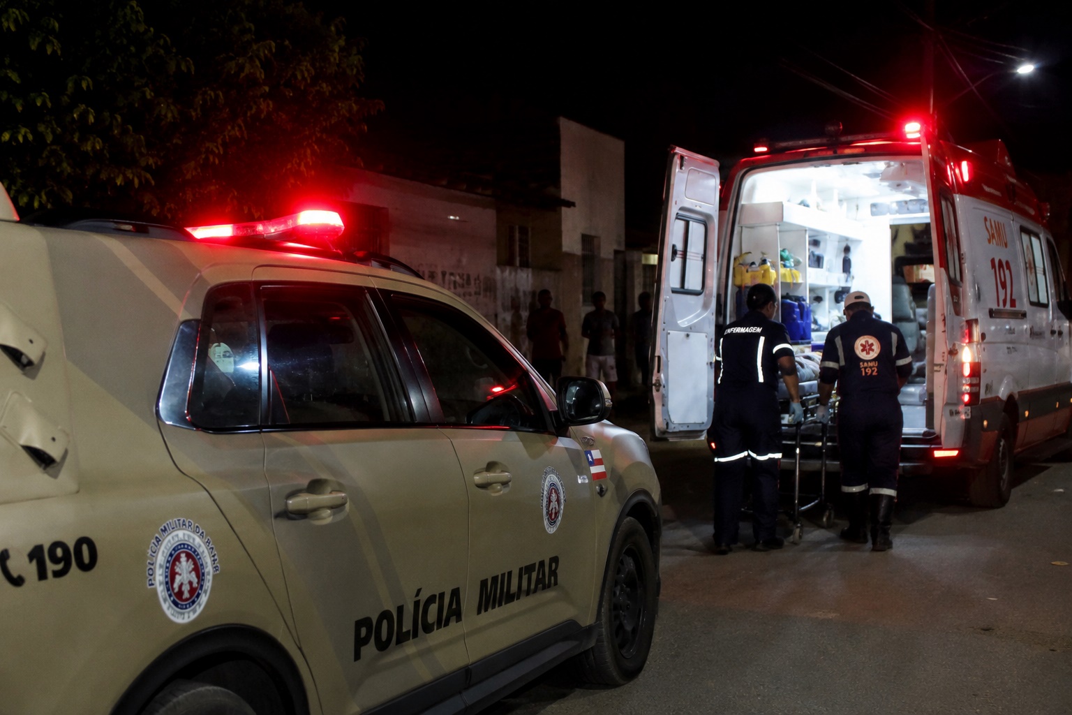 Viaturas da Polícia Militar e equipe do SAMU atendem ocorrência de tentativa de homicídio no bairro Arboreto II, em Barreiras.