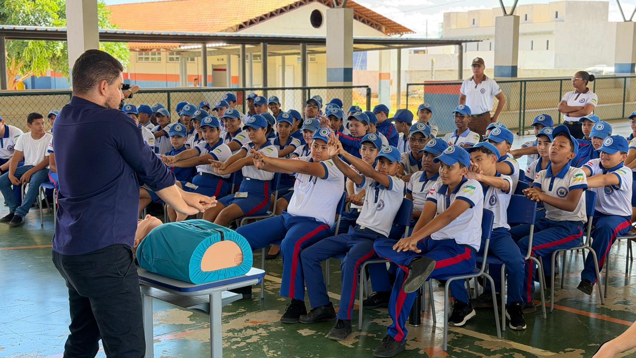 Estudantes de escola pública participam da oficina Minutos que Salvam, da Abapa, aprendendo noções de primeiros socorros, prevenção de acidentes e combate a princípios de incêndio no Oeste da Bahia.