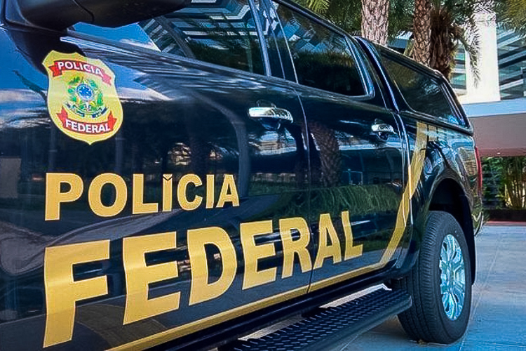 Viatura da Polícia Federal durante a Operação Aracne, realizada em Irecê, para combater crimes de abuso sexual contra crianças e adolescentes no ambiente digital.