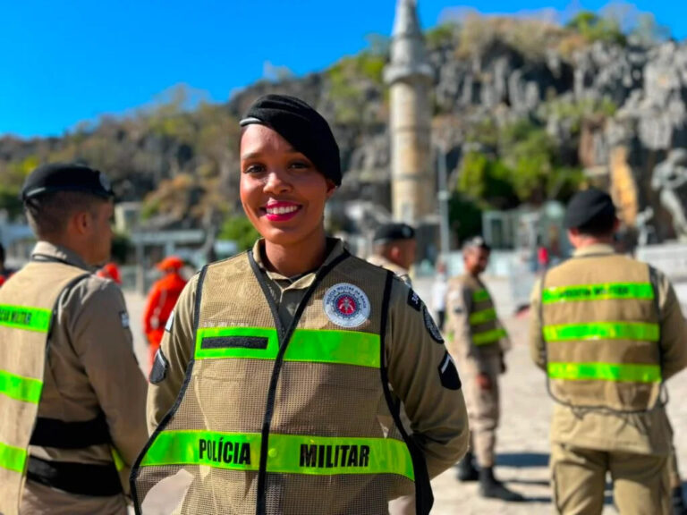 Agentes das forças de segurança da Bahia participam do lançamento da Operação Romaria em Bom Jesus da Lapa, com reforço policial, reconhecimento facial e monitoramento para garantir a segurança dos romeiros.