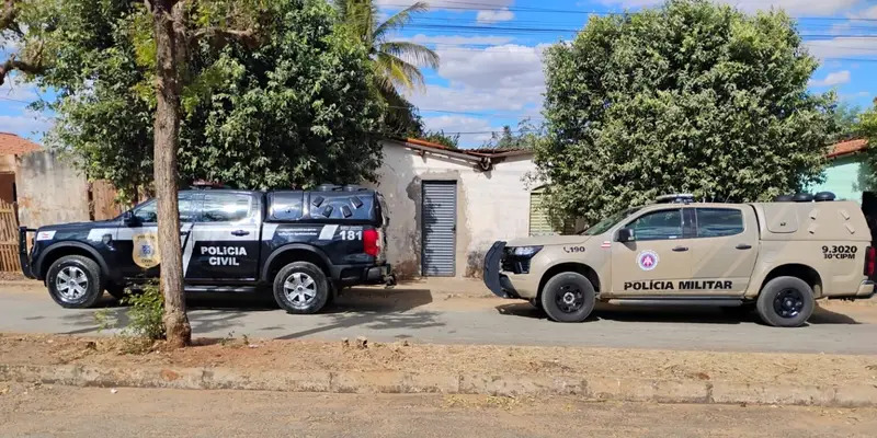 Policiais civis durante o cumprimento de mandado de busca e apreensão contra adolescente investigado por atos infracionais em Serra Dourada, no oeste da Bahia.