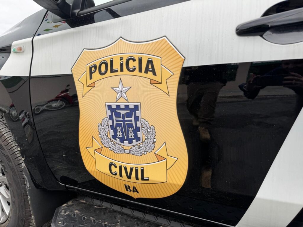 Policiais civis durante ação da Operação Laços Sombrios que resultou no cumprimento de mandado de prisão preventiva em Cariparé, zona rural de Riachão das Neves, no oeste da Bahia.