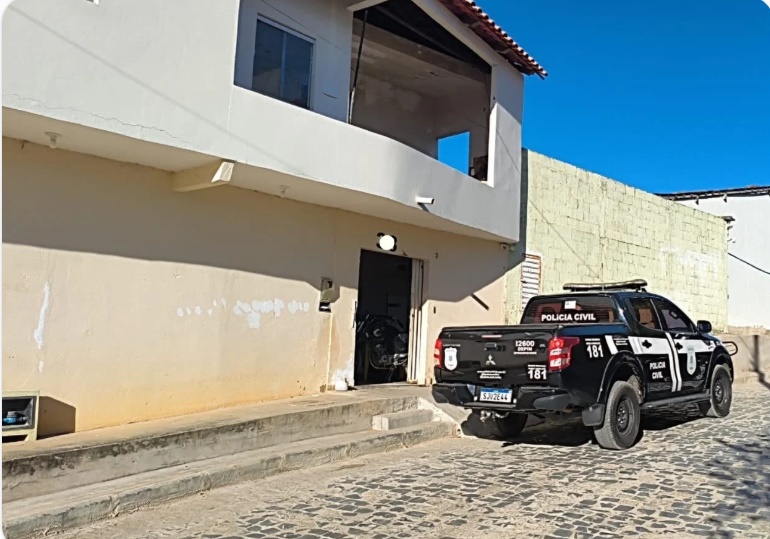 Policiais civis durante operação que resultou na prisão de dois investigados por tentativa de homicídio em Santa Maria da Vitória, com apreensão de celulares e uma motocicleta.