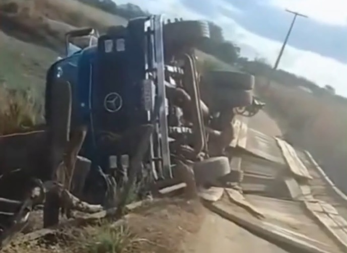 Caminhão caçamba preso após ponte ceder durante travessia na zona rural de Santa Maria da Vitória, no oeste da Bahia.