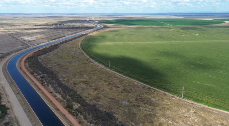 Vista do Projeto Baixio de Irecê com áreas irrigadas, canais de distribuição de água do Rio São Francisco e plantações agrícolas entre os municípios de Xique-Xique e Itaguaçu da Bahia.