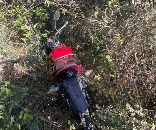 Agentes da ROMU da Guarda Civil Municipal durante a recuperação de uma motocicleta com restrição de roubo em área de vegetação em Luís Eduardo Magalhães.