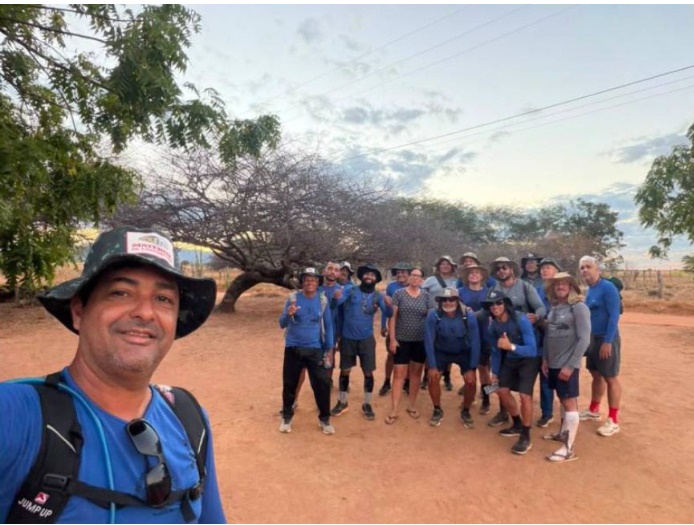 Grupo de romeiros de Seabra caminha em direção ao Santuário do Bom Jesus da Lapa durante a tradicional peregrinação da Romaria 2026, levando a fé e mantendo viva uma das maiores manifestações religiosas da Bahia.