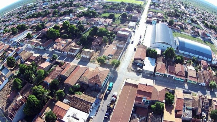 Representação de trabalhadores da limpeza urbana durante atividade, em referência à impugnação apresentada pelo SindilimpBA contra edital de licitação em Buritirama, no oeste da Bahia.