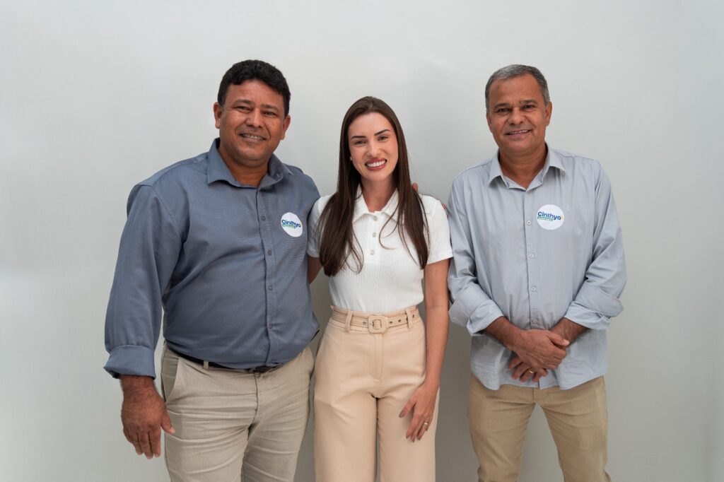 Cinthya Marabá ao lado dos vereadores Tatico Rocha e Zé do Sorvete durante anúncio de apoio à sua pré-candidatura a deputada estadual em Barreiras.