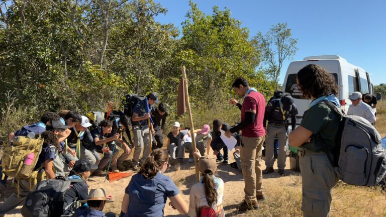 Escoteiros do Grupo Raízes do Agro participam de atividades durante acampamento em propriedade rural apoiado pela Aiba e pelo Iaiba, em Luís Eduardo Magalhães.
