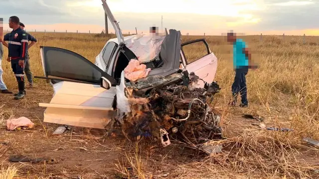 Carreta e Volkswagen Polo após colisão frontal na BR-020, próximo ao distrito de Novo Paraná, em Luís Eduardo Magalhães.