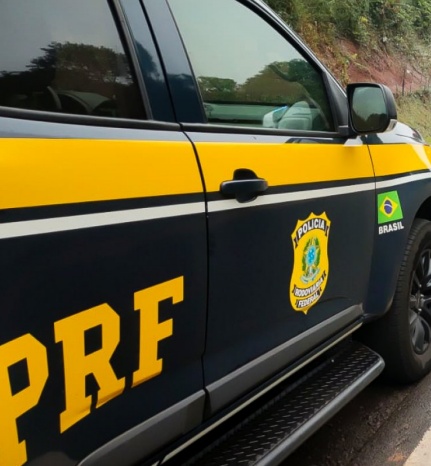 Viatura da PRF atende acidente entre ônibus e motocicleta na BR-349, em Correntina, no oeste da Bahia.
