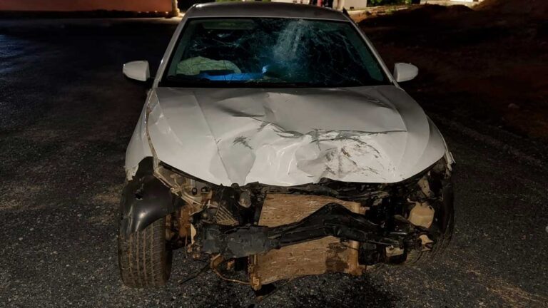 Viaturas da Polícia Militar e equipe do SAMU atendem ocorrência de acidente entre motocicleta e carro no bairro Barreirinhas, em Barreiras.