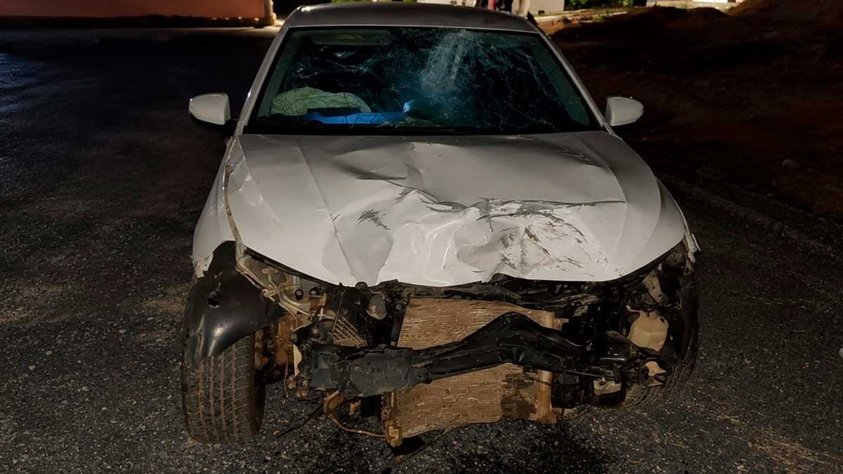 Viaturas da Polícia Militar e equipe do SAMU atendem ocorrência de acidente entre motocicleta e carro no bairro Barreirinhas, em Barreiras.