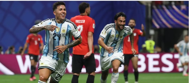 Lionel Messi comemora durante a vitória da Argentina sobre o Egito por 3 a 2 nas oitavas de final da Copa do Mundo.