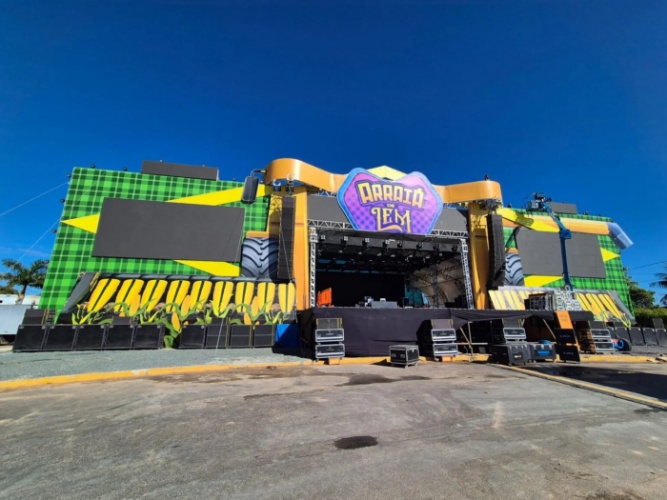 Público acompanha a abertura do Arraiá de LEM 2026 em Luís Eduardo Magalhães com shows de artistas nacionais e estrutura para milhares de pessoas.