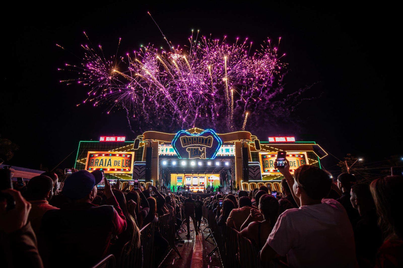 Multidão acompanha os shows da primeira noite do Arraiá de LEM 2026, em Luís Eduardo Magalhães, evento que reuniu mais de 50 mil pessoas e confirmou a maior festa junina do Oeste da Bahia.