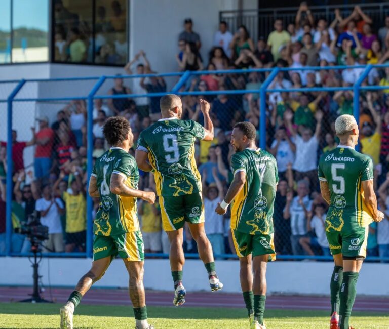 Jogadores e comissão técnica do Barreiras Futebol Clube embarcam para Feira de Santana antes da partida decisiva contra o SSA FC pela semifinal da Série B do Campeonato Baiano.
