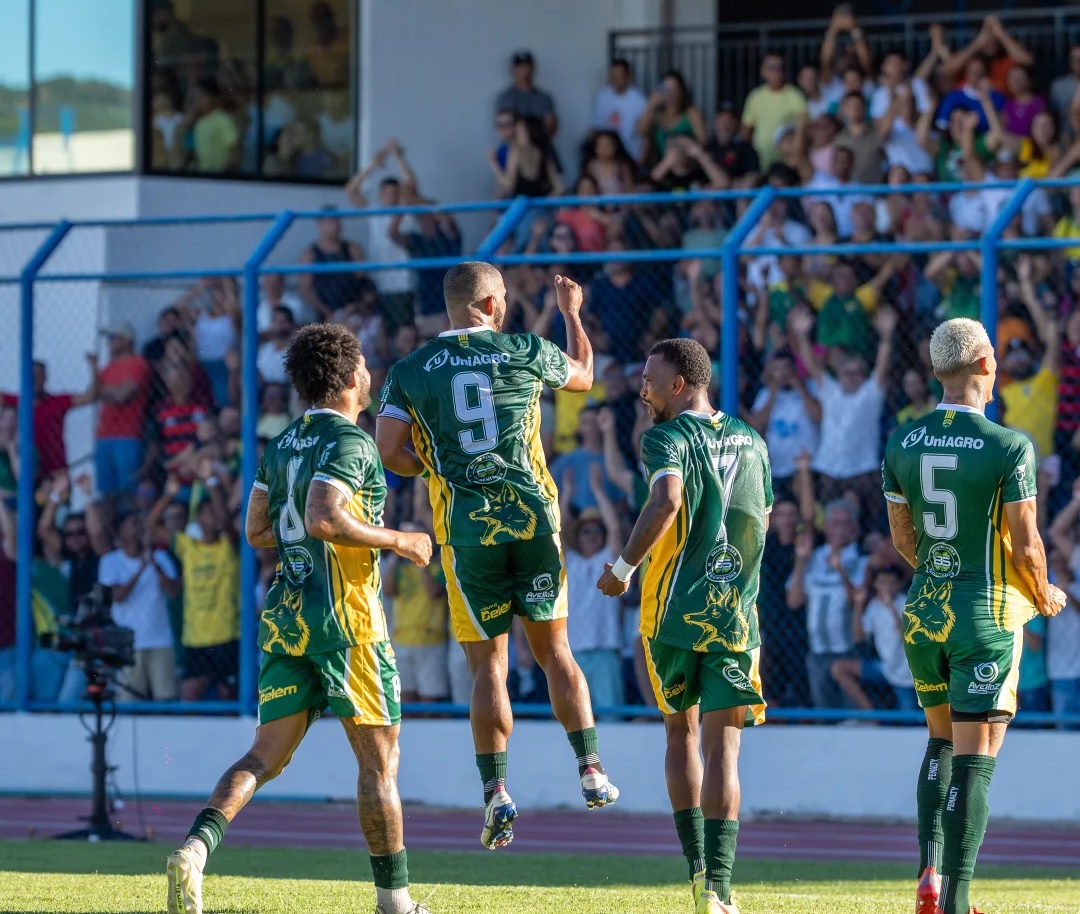 Jogadores e comissão técnica do Barreiras Futebol Clube embarcam para Feira de Santana antes da partida decisiva contra o SSA FC pela semifinal da Série B do Campeonato Baiano.