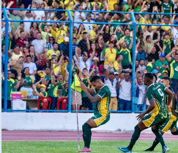Jogadores de Barreiras FC e SSA durante disputa da semifinal do Baianão Série B no Estádio Geraldo Pereira.