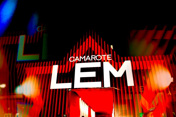 Público aproveita os shows e os serviços exclusivos no Camarote LEM durante a segunda noite do Arraiá de Luís Eduardo Magalhães.