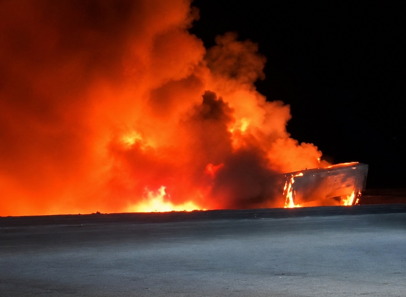 Carreta incendiada após tombar às margens da BR-020, em Luís Eduardo Magalhães, depois de colisão envolvendo dois veículos de passeio.