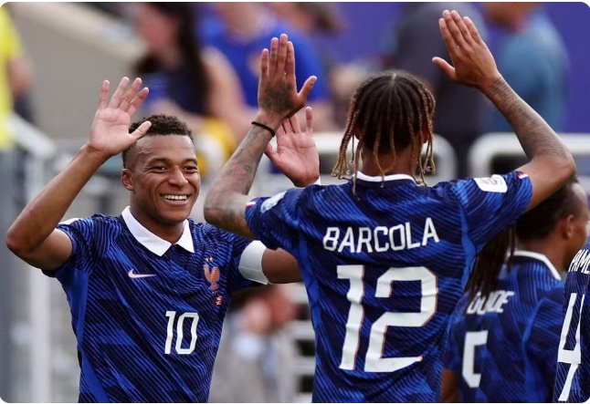 Jogadores das seleções classificadas para as oitavas de final da Copa do Mundo 2026 durante disputa do torneio.