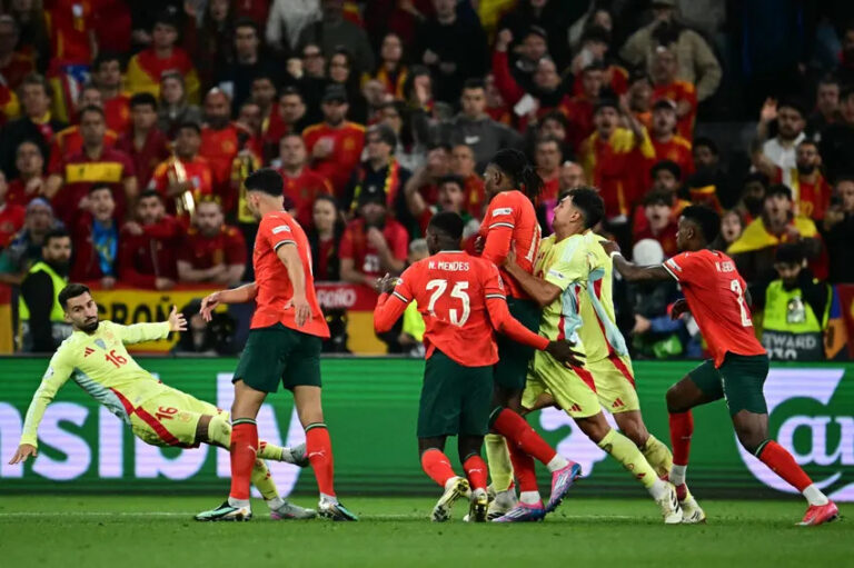 Jogadores de Portugal e Espanha durante partida válida pelas oitavas de final da Copa do Mundo 2026.