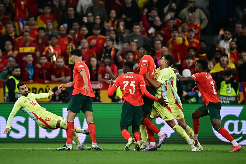 Jogadores de Portugal e Espanha durante partida válida pelas oitavas de final da Copa do Mundo 2026.
