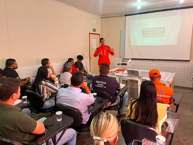 Representantes da Defesa Civil de Luís Eduardo Magalhães participam de reunião com o Corpo de Bombeiros e municípios do Oeste da Bahia para planejar ações de prevenção e combate aos incêndios florestais.